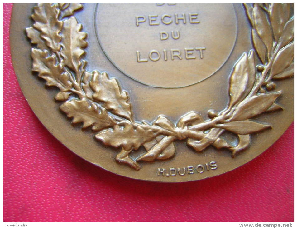 MEDAILLE BRONZE SIGNEE H DUBOIS  67 GRAMMES REPUBLIQUE FRANCAISE FEDERATION DE PECHE DU LOIRET - Professionnels / De Société