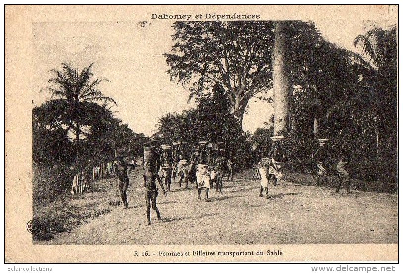 Afrique Noire  Dahomey - Bénin :    Femmes Et Fillettes Transportant Du Sable  ( Voir Scan) - Dahomey