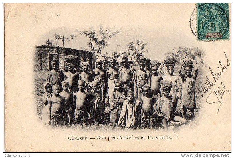 Afrique  Guinée   Conakry   Groupe D'ouvrières  Seins Nus Et Ouvriers - Guinee