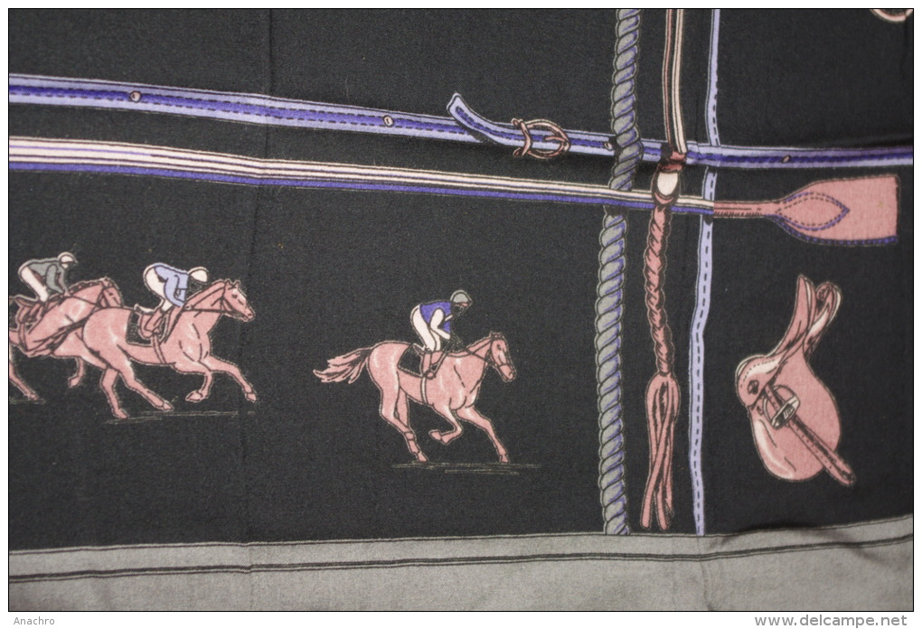 FOULARD  CHEVAUX  De COURSE SULKY ATTELAGE  ETRIERS / Collection 70 X 74 Cms - Fulares