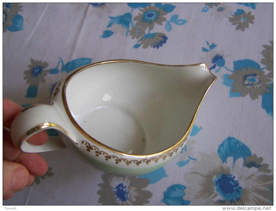 SAUCIER Ou SAUCIERE Ancien  Bec Et Anse PORCELAINE Signé PL FRANCE Sur Drapeau Tricolore Fleurs Dorure - Limoges (FRA)