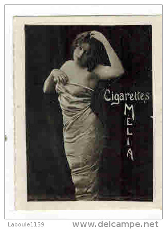 CHROMO EROTIQUE FEMMES ARTISTE PIN UP Cigarettes MELIA  : " Femme En Tenue De Gala Moulante " - Melia