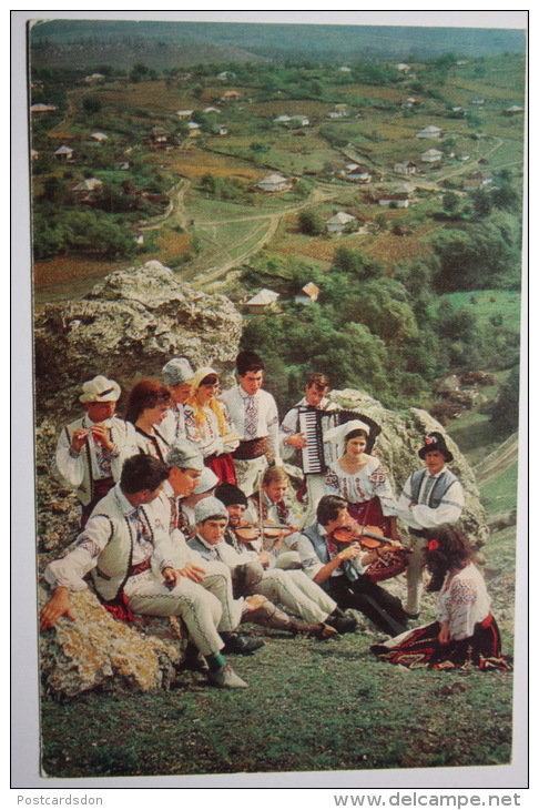 MOLDOVA.  People In A Traditional Costume Singing DOINA - Moldavie