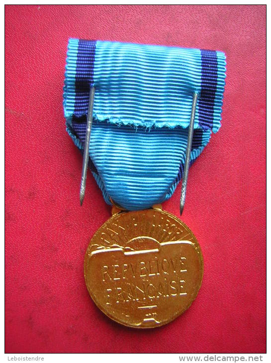 MEDAILLE ET SA  BOITE   COULEUR OR JEUNESSE ET SPORTS PAX ET LABOR  REPUBLIQUE FRANCAISE - Professionnels / De Société