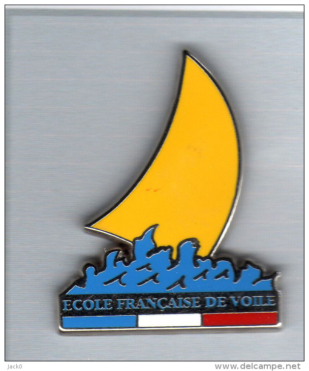 Pin´s  Sport, Bateau  VOILE,  Ecole  Française  De  Voile  Jaune  ( DECAT ) - Sailing, Yachting