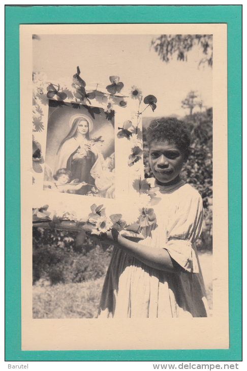 ILES SALOMON --> Enfant Tenant Un Tableau De La Vierge - Solomon Islands