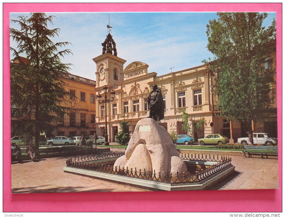 GUADALAJARA Mairie Et Monument A Généralissime Franco - Guadalajara