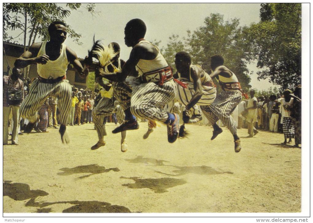 HAUTE VOLTA - BURKINA FASO - DANSEURS - SI CE SAUT COLLECTIF DE DANSEURS GOUROUNSI EST SPECTACULAIRE - Burkina Faso