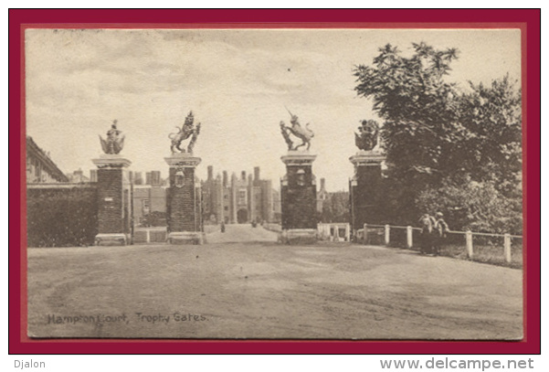 HAMPTON COURT, Trophy Gates.  (C.P.A. - Small Format.) - Middlesex