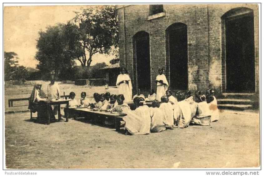 Mission Des Religieuses Ursulines De Thildonck Au Bengale - Ecole Avec Catéchuménat - School En Catechumenaat - Uganda