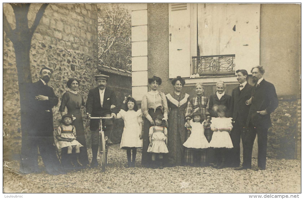 CARTE PHOTO NON IDENTIFIEE GROUPE DE PERSONNES ET BICYCLETTE - Te Identificeren