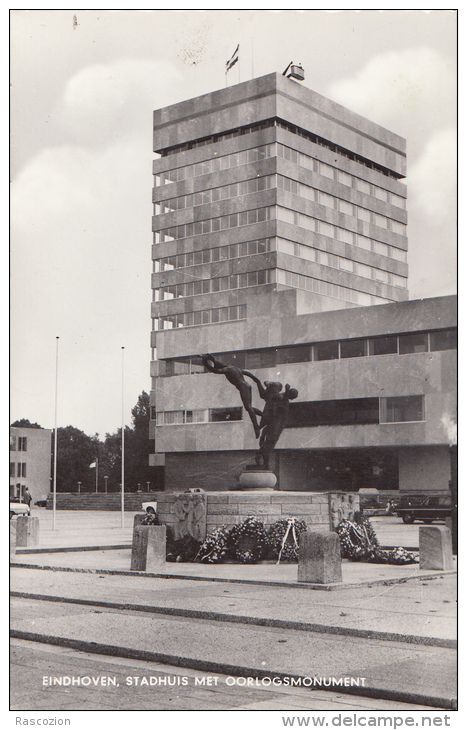 Eindhoven - Stadhuis Met Oorlogsmonument - Eindhoven