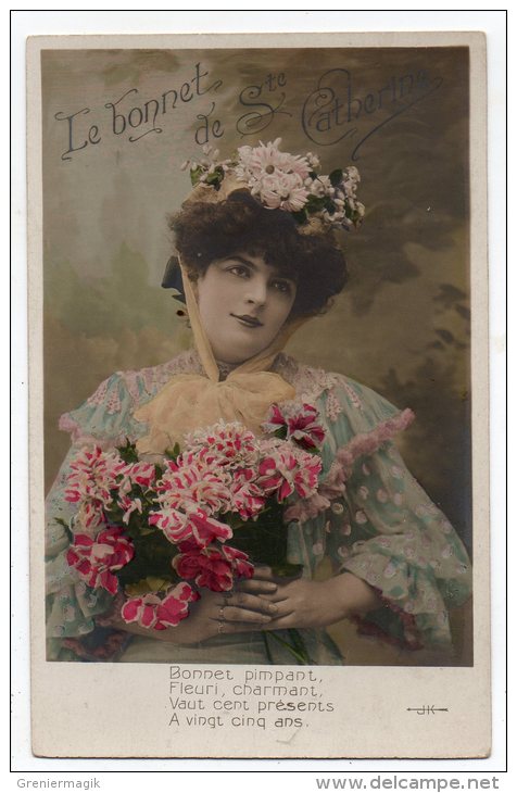 Cpa - Le Bonnet De Sainte Catherine - Pose D´une Femme Avec Un Bouquet De Fleurs - Saint-Catherine's Day