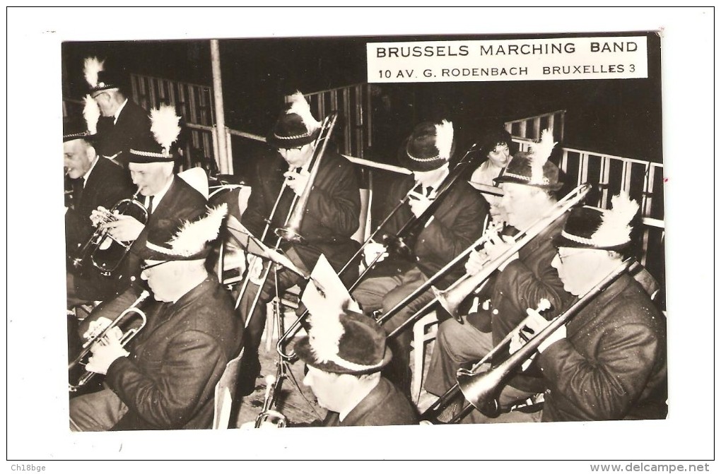 Carte Photo ( ? ) :Bruxelles : Brussels Marching Band 10 Av G. Rodenbach Bruxelles Musiciens En Tenues -Carnaval De 1965 - Festivals, Events