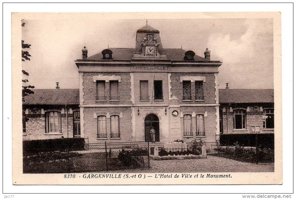 Gargenville Vue Sur La Facade Hotel De Ville Mairie De 1930 Et Une Partie Des Ecoles Ecrite En 1946 - Gargenville