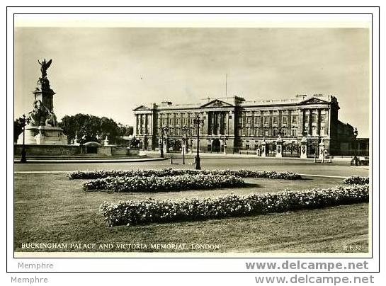 Buckingham Palalce And Victorial Memorial  Circulated 1955 - Buckingham Palace