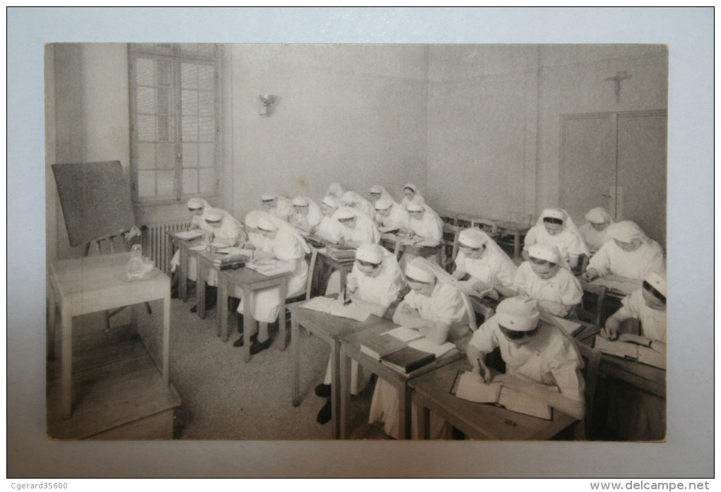 75 : Paris - Hôpital De La Croix Saint Simon - Ecole D'Infirmière - Salle De Cours ( Animée ) - Distrito: 20