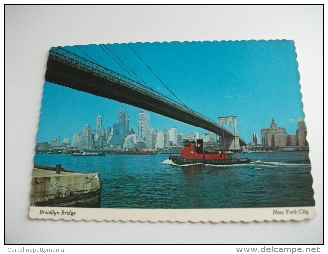 Rimorchiatore Al Passaggio Sotto Il Ponte Di Brooklyn New York City Bridge - Remorqueurs