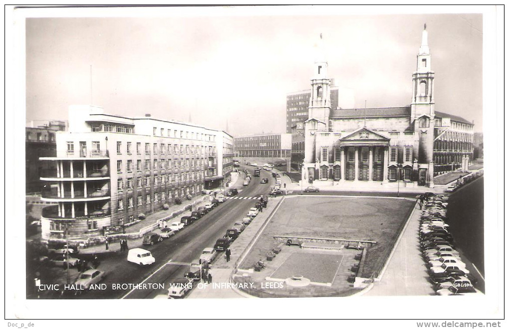 UK - Leeds - Civic Hall And Brotherton Wing Of Infirmary - Cars - Autos - PKW - Leeds