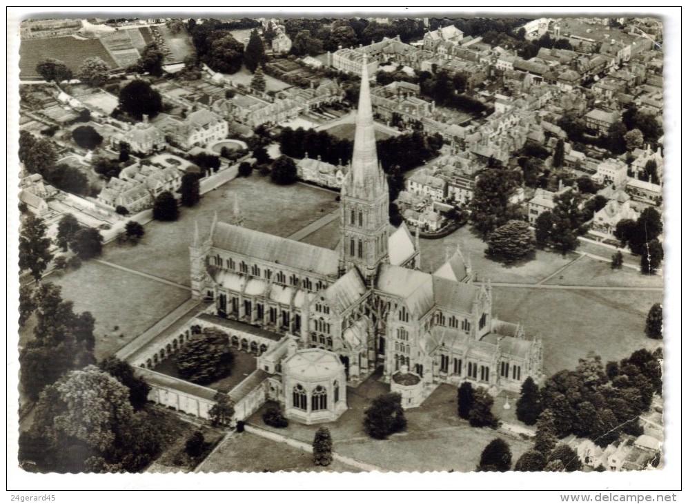 CPSM SALISBURY (Angleterre-Wiltshire) - Vue Aérienne : Cathédrale - Salisbury