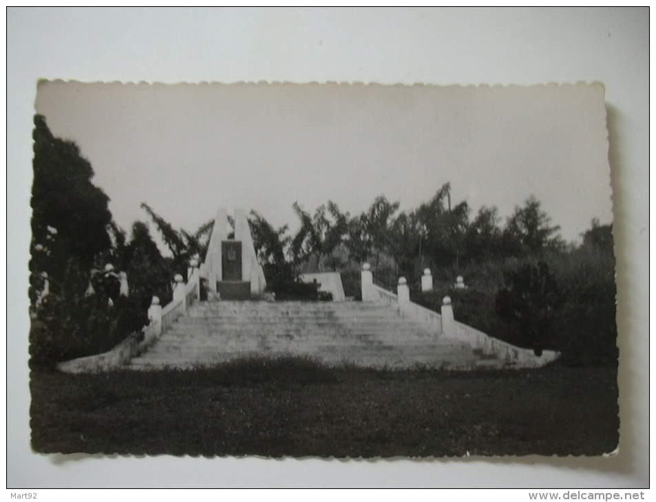 BANGUI  MONUMENT AUX MORTS DU BM 2 BATAILLON DE ROUX  Ed Carte Africaine Paris Excusivité Librairie Sirius Bangui - Centrafricaine (République)