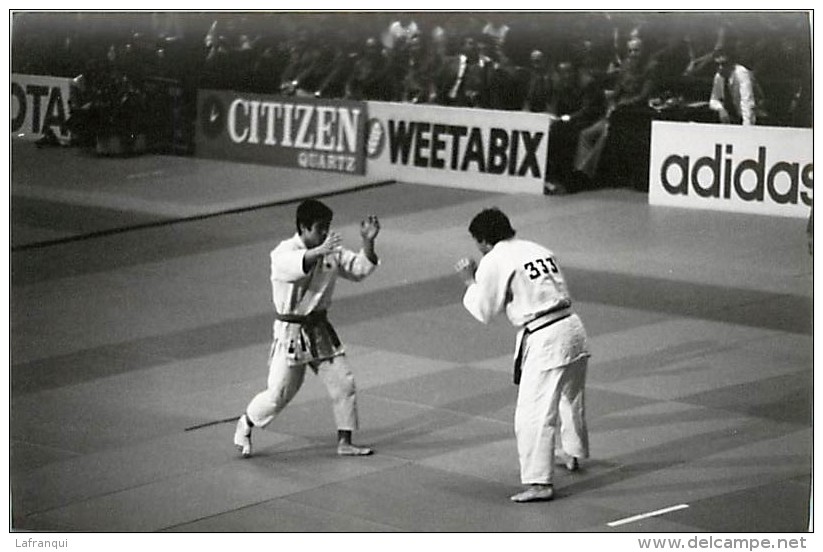 Ref A799- Arts Martiaux -judo -photo Souple Non Située- Rencontre Internationale Ou Nationale ??- Photo Bon Etat  - - Oosterse Gevechtssporten