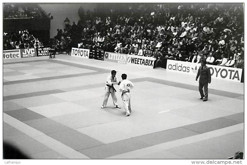 Ref A794- Arts Martiaux -judo -photo Souple Non Située- Rencontre Internationale Ou Nationale ??- Photo Bon Etat  - - Oosterse Gevechtssporten