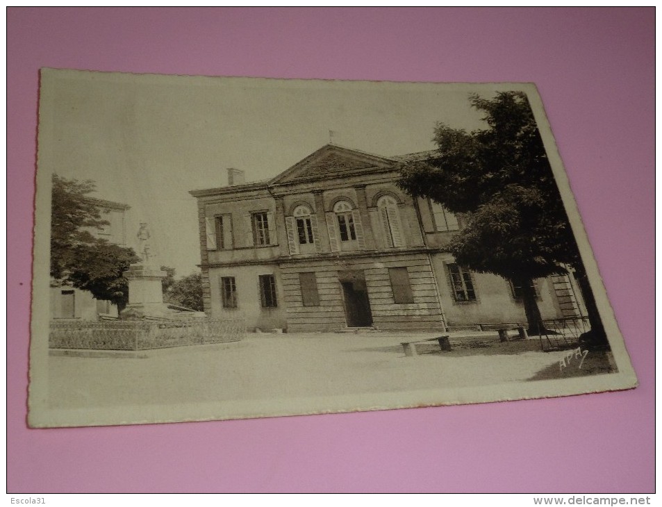 CP 82 Tarn  Et Garonne Lavit De Lomagne Place De L Hotel De Ville   Ed Boutie Tabacs - Lavit