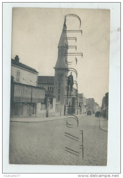 Paris 20ème Arrondssement (75) : Bus Passant Devant L'église ND De Lourdes Rue Pelleport En 1945 PF. - Distrito: 20