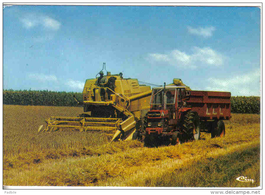 Carte Postale Agriculture Ferme  Tracteur Moissoneuses Batateuse  Trés Beau Plan - Tractors