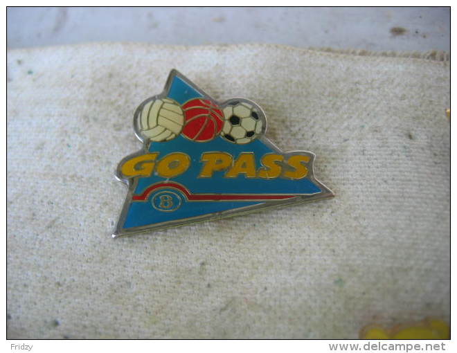 Pin´s GO PASS, Ballon De Foot, Ballon De Basket Et Ballon De Volley - Pallavolo