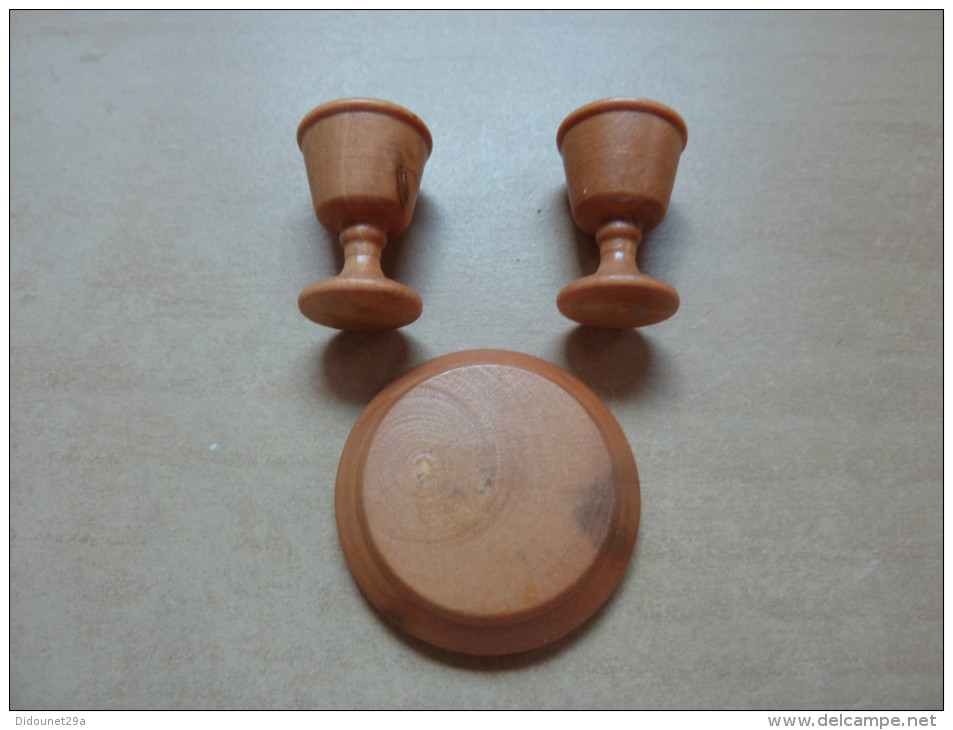 Assiette + 2 Verres Miniatures En Bois (olivier?) (diam Assiette 25mm; Hauteur Verre : 18mm) - Hausrat