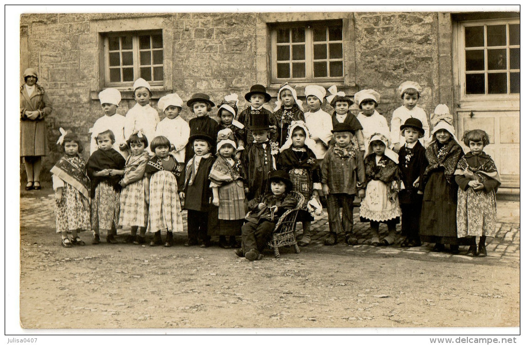 VALOGNES (50) Carte Photo Groupe D'enfants En Costumes De Fete Devant L'ecole Gros Plan - Valognes