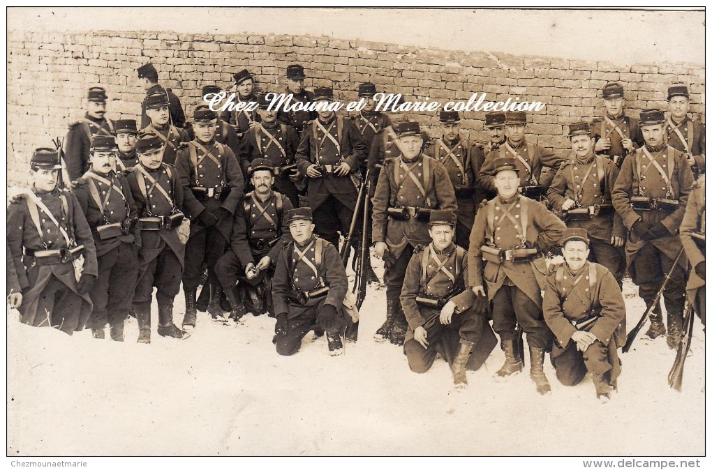 CPA CARTE PHOTO MILITAIRE 60 EME REGIMENT AVEC LEUR FUSIL DANS LA NEIGE 583 - Regimente