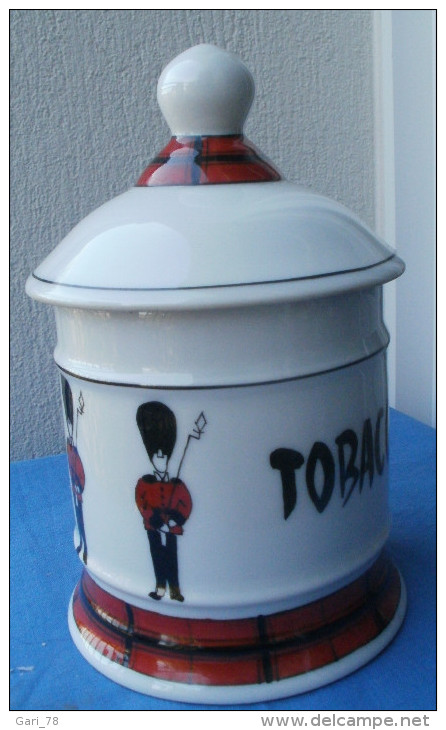 POT à TABAC en porcelaine, estampillé J. GUET ALBI