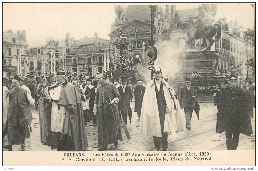 ORLEANS LES FETES DU 500E ANNIVERSAIRE DE JEANNE D'ARC CARDINAL LEPICIER BENISSANT LA FOULE PLACE DU MARTROI - Orleans