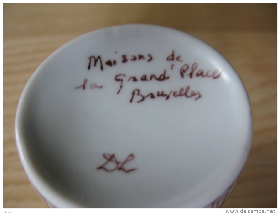 Petite Tasse Sans Anse " Maisons De La Grand´Place De Bruxelles Signé DL Décor Marron Sur Porcelaine - Kopjes