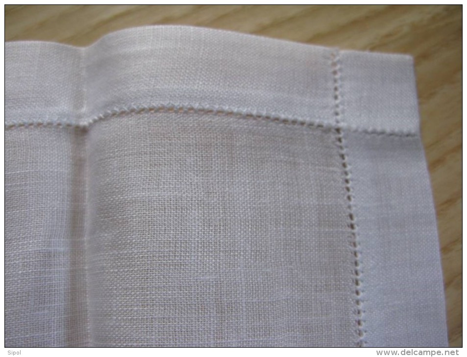 Boite De 3 Mouchoirs Blancs  En  LIN , Neufs "Irish Linen " 42 X 42 Cm Ourlet Avec Jours TBel Article - Mouchoirs