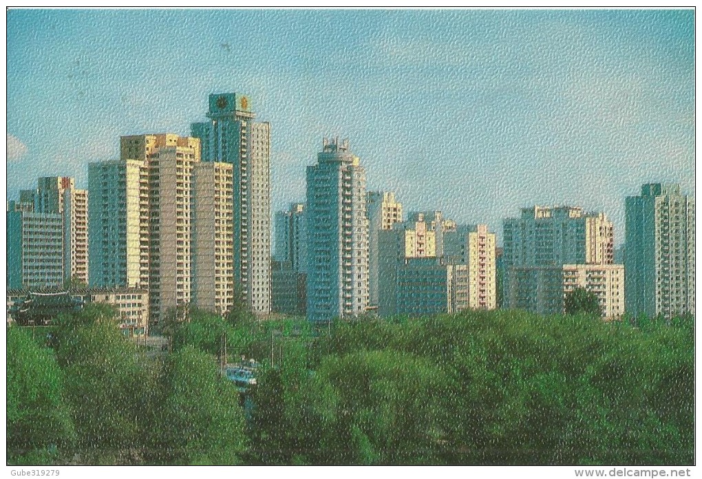 NORTH KOREA - COLOUR POSTCARD PJONGJANG "APARTMENTS IN ZANGGWANG-STREET" WRITTEN ON BACK NOT MAILED (DESCRIPTION IN GHER - Korea (Noord)