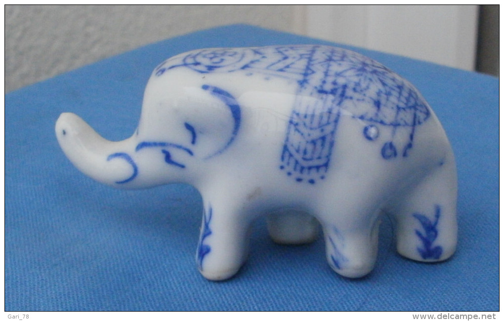 Elephant  En Porcelaine Bleue Et Blanche, Objet De Vitrine - Tiere