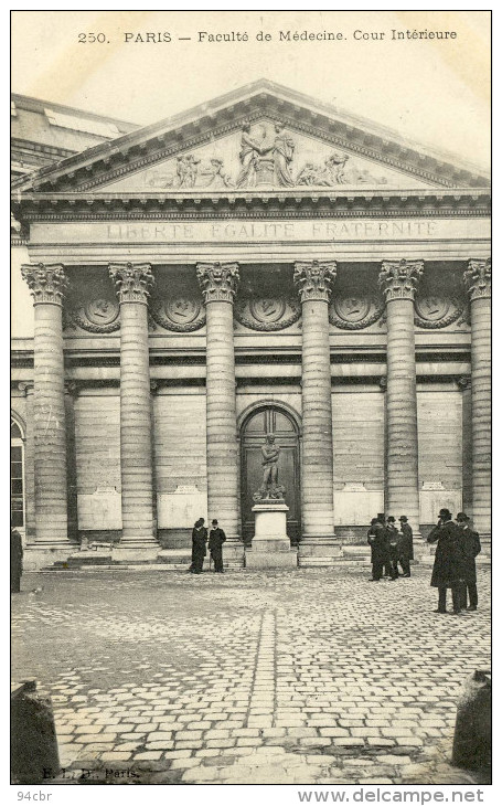 CPA (theme Paris Grandes Ecoles )  La Faculté De Medecine  Rue De L Ecole De Medecine   Cours Interieure    (paris ) - Enseignement, Ecoles Et Universités