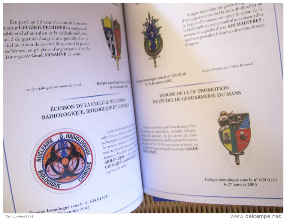 LIVRE REPERTOIRE DES INSIGNES DE LA GENDARMERIE NATIONALE 165 PAGES TOME 1  ETAT NEUF - France