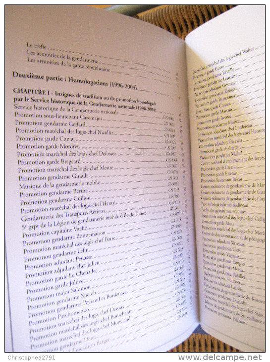 LIVRE REPERTOIRE DES INSIGNES DE LA GENDARMERIE NATIONALE 165 PAGES TOME 1  ETAT NEUF - Francia