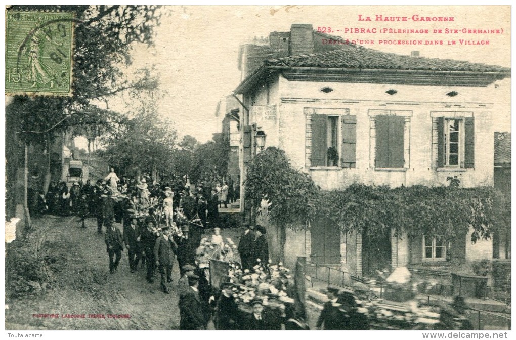 CPA 31  PIBRAC PELERINAGE DE STE GERMAINE DEFILE D UNE PROCESSION DANS LE VILLAGE - Pibrac