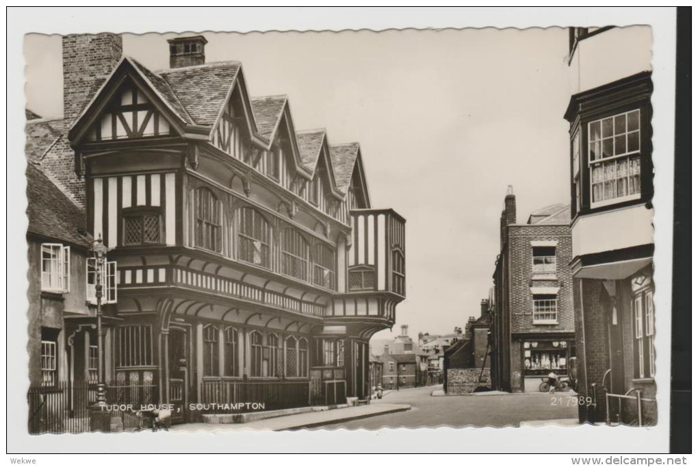 GBA001d/ Tudor House Ca. 1950 ** - Southampton