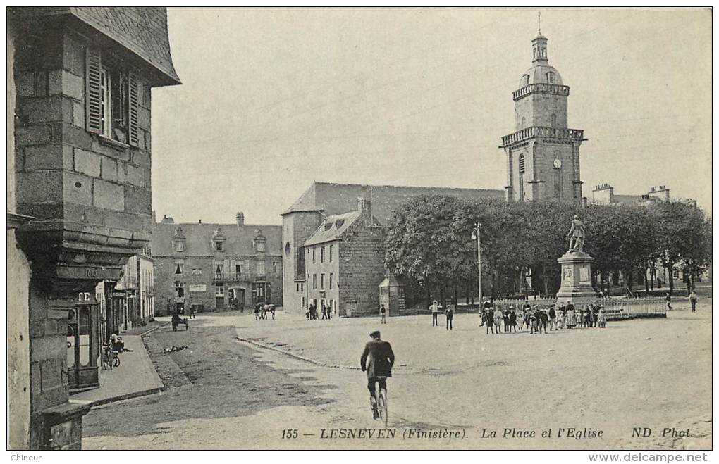 LESNEVEN LA PLACE ET L'EGLISE - Lesneven