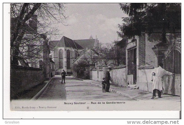 NEUVY SAUTOUR RUE DE LA GENDARMERIE (ANIMATION) 1906 - Neuvy Sautour