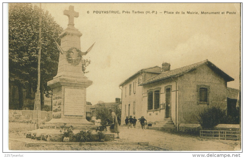 CP 65 - Pouyastruc  Place De La Mairie  Monument Et Poste - Pouyastruc