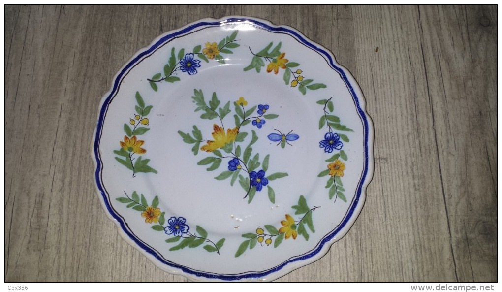 ASSIETTE 19 éme. Signé SAINT CLÉMENT ? Motif Floral Et Papillon - Saint Clément (FRA)