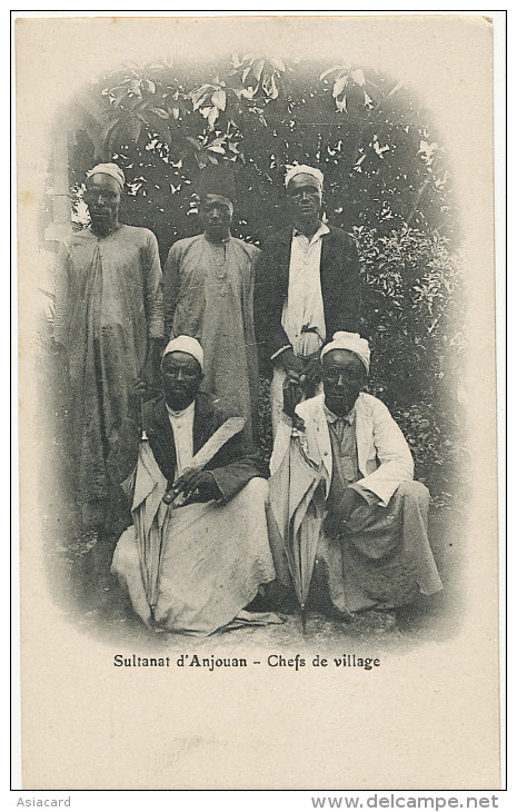 Comores Sultanat Anjouan Sultan Chefs De Village Avec Sable Et Parapluie Comoros Sultanate - Comoros